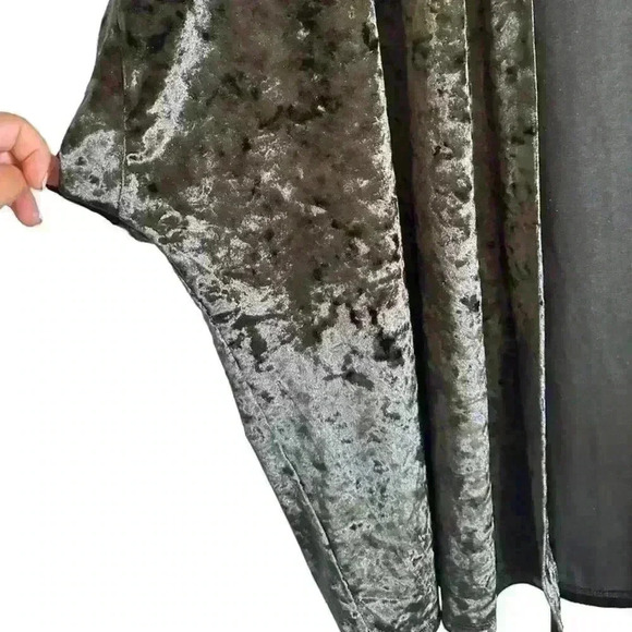 Victoria’s Secret Black/Green Velvet Robe - Picture 2 of 6